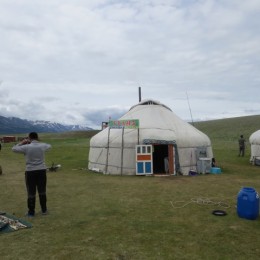 Photo de Marc-André Morin. C’est écrit café en dessous TYHC3, mais du café ici oubliez ça, c’est tchai tchai. Je compte bien me reprendre en revenant en matière de bon café. L&rsquo;équivalent mongol de la patate du coin ou de Lunic