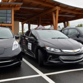 Photo : Félix Larose-Tarabulsy; Trois véhicules que pouvaient essayer les visiteurs. La Leaf de Nissan, La Volt de Chevrolet et la BMW i8.