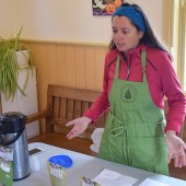 À la conférence de Forêts et papilles, Magaly Macia nous a permis de découvrir l’histoire de la cueilleuse Chantal Conan et nous a présenté ses différents produits. Crédit : Michel Fortier