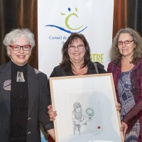 Photo : Lucien Lisabelle; 1-	Johanne Martel, 2e vice-présidente au CCL; Chantal  Campeau de chez Papillon et associés reçoit le Prix Arts-Affaires, une œuvre intitulée Dans mon jardin il y a…  de l’artiste Marilyse Goulet; Hélène Brunet-Newman, administratrice Héritage Culture Laurentides.