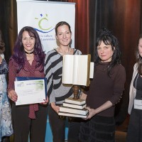 Photo :  Lucien Lisabelle; 1-	Me Nancy Wilson, présidente du comité dons et commandites chez Desjardins; Liza Poulin et Marie-Claude Collin, conseillères municipales à la Ville de Blainville, lauréate du Prix Municipalité; l’artiste Geneviève Oligny et son œuvre intitulée Le chemin parcouru; Janie Dumas-Jasmin, administratrice au CCL.