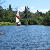 À la hauteur de Val-Morin, le courant de la rivière nous emportait tranquillement, lors d’une des plus belles journées de l’été, des plaisanciers s’adonnaient à remonter la rivière dans leur voilier.
