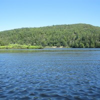 Rendu au milieu du lac Raymond, nous nous sommes arrêtés quelques instants pour apprécier toute la richesse du paysage à couper le souffle, toute une expérience qui est à faire et à refaire.