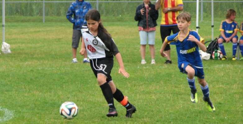 Alycia Chiurillo, no 57, mène le ballon pour le Dragon