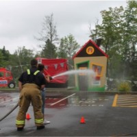 Photo : Jacinthe Laliberté L’activité « pompier du jour » a permis aux enfants de jouer au pompier, quelques instants, sous le regard d’un vrai.