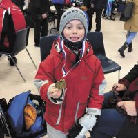 De l’école Val-des-Monts, Léo-Baptiste Côté-Tremblay, catégorie pré-atome, heureux de montrer sa médaille de participation – photo : Laurence Côté-Chartrand