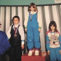 Dans les années 1990, la coupe des Fondeurs était aussi une activité hivernale très populaire à la Commission scolaire. Sur le podium Roxane Fortier (fille du rédacteur en chef Michel Fortier), Laurence Côté-Chartrand (maman du petit Léo-Baptiste ci-contre) et Fanny DoRay Daigneault (fille du conseiller Pierre Daigneault) – Photo : Michel Fortier