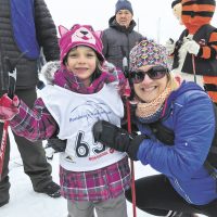 De Prévost, Alicia Denis, 5 ans, de l’école Sainte-Thérèse de l’Enfant Jésus et sa maman – photo : Laurence Côté-Chartrand