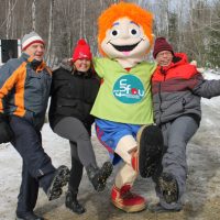 Quelques pas de danse avec la mascotte Grimace Photo : Jacinthe Laliberté