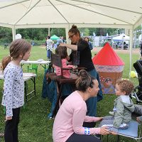 Photo : Jacinthe Laliberté – Les enfants sont invités à se faire maquiller sous le gazebo