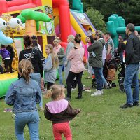Photo : Jacinthe Laliberté – Il n’y a que les enfants qui peuvent s’amuser dans les jeux gonflables… sous la surveillance de leurs parents !