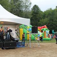 Photo : Jacinthe Laliberté – Il y en avait pour tous les goûts au Parc Henri-Piette. Pour les petits, les jeux gonflables et pour les grands, un groupe d&rsquo;artistes annelacois qui a offert un spectacle des plus entrainants.
