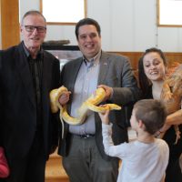 Une photo inédite, le député libéral David Graham et le candidat conservateur Serge Grégoire ont mis de côté la politique, l’instant d’une photo, pour partager avec les enfants leurs commentaires au sujet du serpent et de l’iguane. – photo : Yves Briand