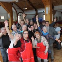 L’équipe des bénévoles de Sainte-Anne-des-Lacs, une équipe des plus dynamiques a préparé la salle et servi le dîner à plus de deux cents convives. – photo : Yves Briand
