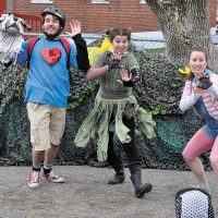 La pièce de théâtre jeunesse «R&rsquo;garde-moi bien aller». Lady Gaïa, la Terre, lance un cri d’alarme. Elle fait appel aux derniers héros du Québec. Mais pour sauver le monde… il faut faire la paix !