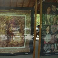 Les visiteurs sont conviés à l’extérieur. Des portraits sont exposés sur des toiles, au parc des amoureux, laissant la lumière de la rivière passer au travers.- Photo : Emma Guerrero Dufour