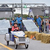 Au premier plan, une participante, mais à l’arrière plan, portant des chandails bleus, les organisateurs et bénévoles qui font de cet événement un succès – Photo : Luc Brousseau