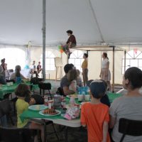 Un maïs doré à souhait, un hot-dog bien juteux et le spectacle « Déracinement ». Un moment divin pour clore la journée! – photo : Jacinthe Liberté