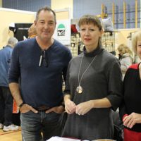Bernard Ouellette organisateur en chef du Salon des Artistes et Artisans en compagnie de Louise Lecompte et Sandrine Guillaume qui étaient tout sourire et ce, même à la fin de ces deux longues journées. – Photo : Jacinthe Laliberté