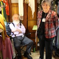 Et non, ce n’était pas le père Noël qui avait quitté ses atours pour présenter sa panoplie de foulards tissés en bambou. Mickey Bickell, artisan de Sainte-Anne-des-Lacs, accompagné de sa dame, Andrée Bergeron, a surpris de nombreux visiteurs avec sa belle barbe blanche, en particulier les enfants. – Photo : Yves Briand