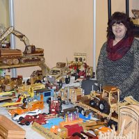 Michel Contant, modeliste présente ses répliques de véhicules en bois,… un passionné du détail. – Photo : Michel Fortier reliure.jpg
